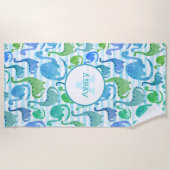 ディノストライプ水色恐竜パーソナライズされた群 ビーチタオル (正面)