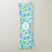 ディノストライプ水色恐竜パーソナライズされた群 ボディピロー (正面縦)