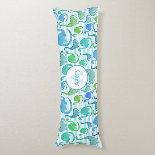 ディノストライプ水色恐竜パーソナライズされた群 ボディピロー (正面縦)