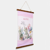 ディノパーティーウォーターカラーガールピンク誕生日 吊り下げ型タペストリー (傾斜あり)