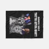 ディベおもしろいクト選挙2024ペット犬ネコ彼らはEa フリースブランケット (正面(横))