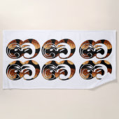 ディメンショナル・オレンジ・ブラック・バスケットボール番号33, ビーチタオル (正面)