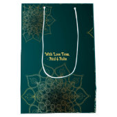 ディワリグリーン金ゴールドランプパーソナライズされた曼荼羅 ミディアムペーパーバッグ (裏面)