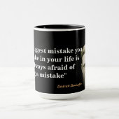 ディートリッヒ・ボンホーファー引用文が最大のミスに マグカップ (中央)