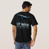 ディープウォーターズのクジラ キリスト教の慰めの聖句 Tシャツ (裏面フル)