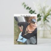 デイシャ・ニホールのセルフィーはがき ポストカード (スタンド正面)