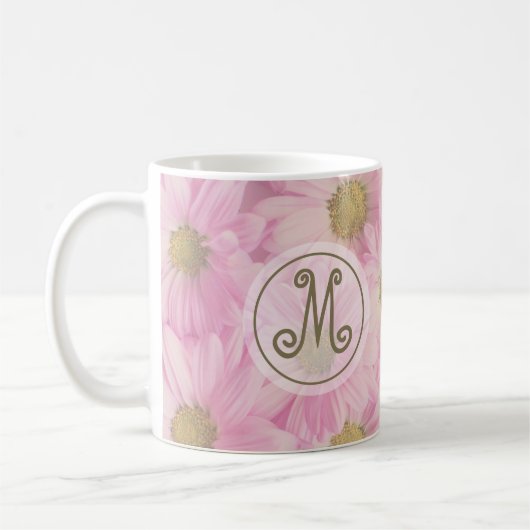 デイジーかわいらし赤面ピンクカワイイカスタムイニシャル コーヒーマグカップ (左)