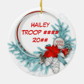 デイジーのブルネットの偵察者の青いマツリース セラミックオーナメント (裏面)