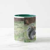 デイジーの印の9:23の詩のリス マグカップ (中央)