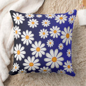 デイジーの喜び – 青の上に白い花のパターン クッション (ブランケット)