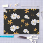 デイジーの白い花を黒い背景のトートバッグに入れる 薄葉紙 (クラフト)