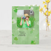 デイジーの背景が付いている誕生日の写真 カード (黄色い花)