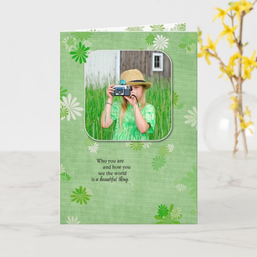 デイジーの背景が付いている誕生日の写真 カード (黄色い花)