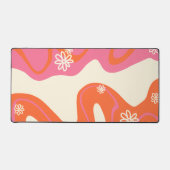 デイジーグルーブ – ピンク、オレンジ、クリーム デスクマット (正面)