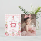 デイジーストロベリーベリーファースト1歳の誕生日フォト 招待状 (スタンド正面)