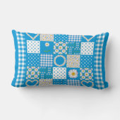 デイジーチェーンハートフェイクパッチワークのスカイブルー ランバークッション (裏面)