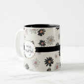 デイジーハロービューティフルブラックピンクフローラルパターン ツートーンマグカップ (正面左)