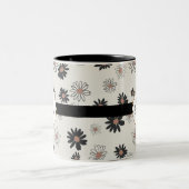 デイジーハロービューティフルブラックピンクフローラルパターン ツートーンマグカップ (中央)