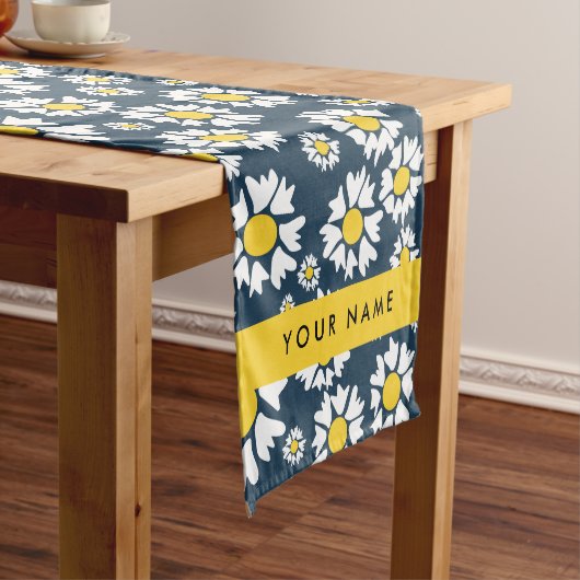 デイジーパターン、白いデイジー、名前 ショートテーブルランナー (インサイチュ)