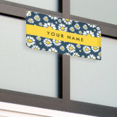 デイジーパターン、白いデイジー、名前 横断幕 (ビルの外側)