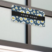 デイジーパターン、白いデイジー、名前 横断幕 (ビルの外側)