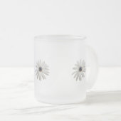 デイジーフラワーコーヒーマグ。開花と醸造… フロストグラスマグカップ (正面右)