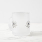 デイジーフラワーコーヒーマグ。開花と醸造… フロストグラスマグカップ (正面左)
