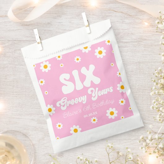 デイジーフラワーシックスグルービー年6歳バースデーパーティー フェイバーバッグ (クリップ留めされた状態)