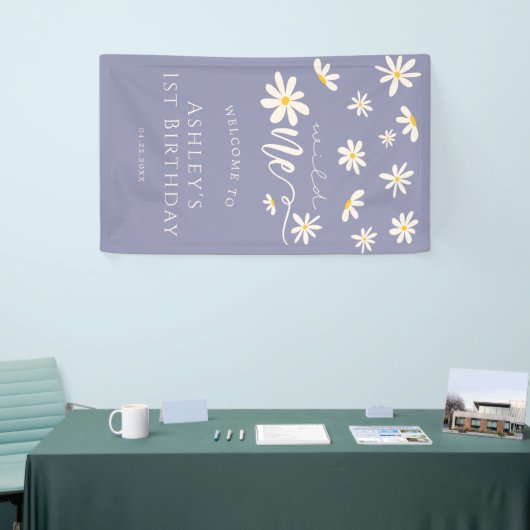 デイジーワイルドワン1歳の誕生日パープルウェルカムサイン 横断幕 (トレードショー)