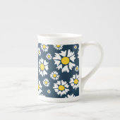 デイジー模様、花柄、白デイジー ボーンチャイナマグカップ (右)