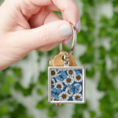 デイジー、白い野生の花と青い蝶 キーホルダー (手)