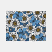 デイジー、白い野生の花と青い蝶 フリースブランケット (正面(横))