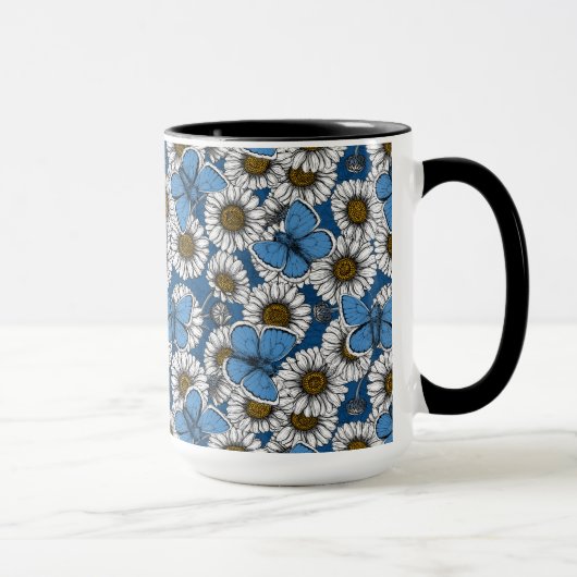 デイジー、白い野生の花と青い蝶 マグカップ (右)