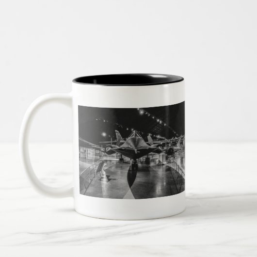 デイトン空軍博物館のSR-71ブラックバード ツートーンマグカップ (左)