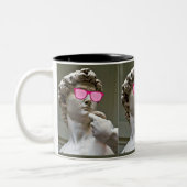 デイビッドはバラ色の眼鏡をかけている ツートーンマグカップ (左)