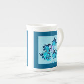 デイリリーのスケッチ – Cobalt and Sky Blue ボーンチャイナマグカップ (正面右)