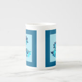 デイリリーのスケッチ – Cobalt and Sky Blue ボーンチャイナマグカップ (正面)