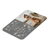 デエレガントータを保存するほこりの多い灰色と白のフローラ マグネット (左側)