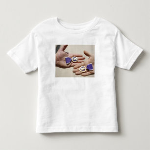 デキセドリン錠の受け手は彼らのメダルを表示します トドラーTシャツ