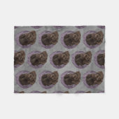 デクスター – Chocolate Lab フリースブランケット (正面(横))