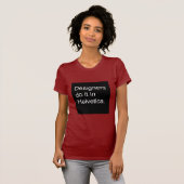 デザイナーはHelveticaのそれをします Tシャツ (正面フル)