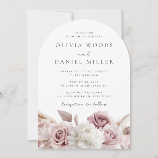 デザイナー アーチ ブラッシュ ローズ & ホワイト フラワーズ ウェディング 招待状 (正面)