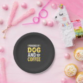 デザインに力をもらう犬のコーヒー好き ペーパープレート (パーティー)