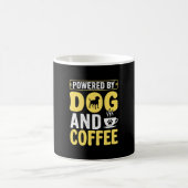 デザインに力を与えられた犬のコーヒー愛好家 コーヒーマグカップ (中央)