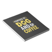 デザインに支えられた犬のコーヒー愛好家 ノートパッド (アングル)