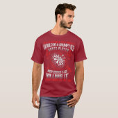 デザインの不機嫌なオールドダーツプレーヤー Tシャツ (正面フル)