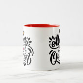 デザインエレガントタイポグラフィママは私のクイーン ツートーンマグカップ (中央)