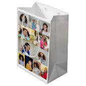 デザイン独自の11フォトコラージュ ミディアムペーパーバッグ (裏面アングル)