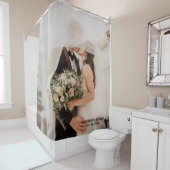 デザイン自分結婚の写真名前をカスタムする シャワーカーテン (インサイチュ)