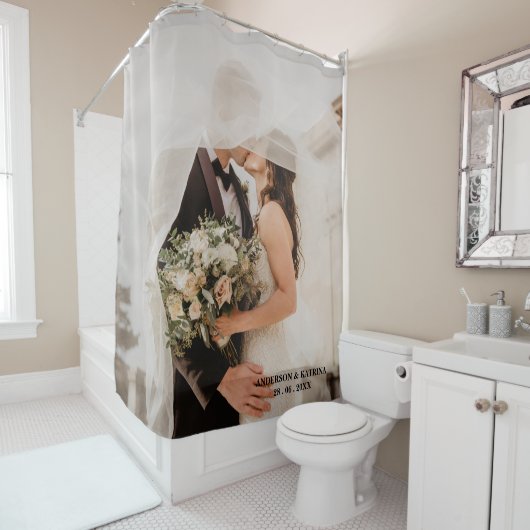デザイン自分結婚の写真名前をカスタムする シャワーカーテン (インサイチュ)